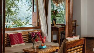 Bangalô, vista para o lago | Área de estar