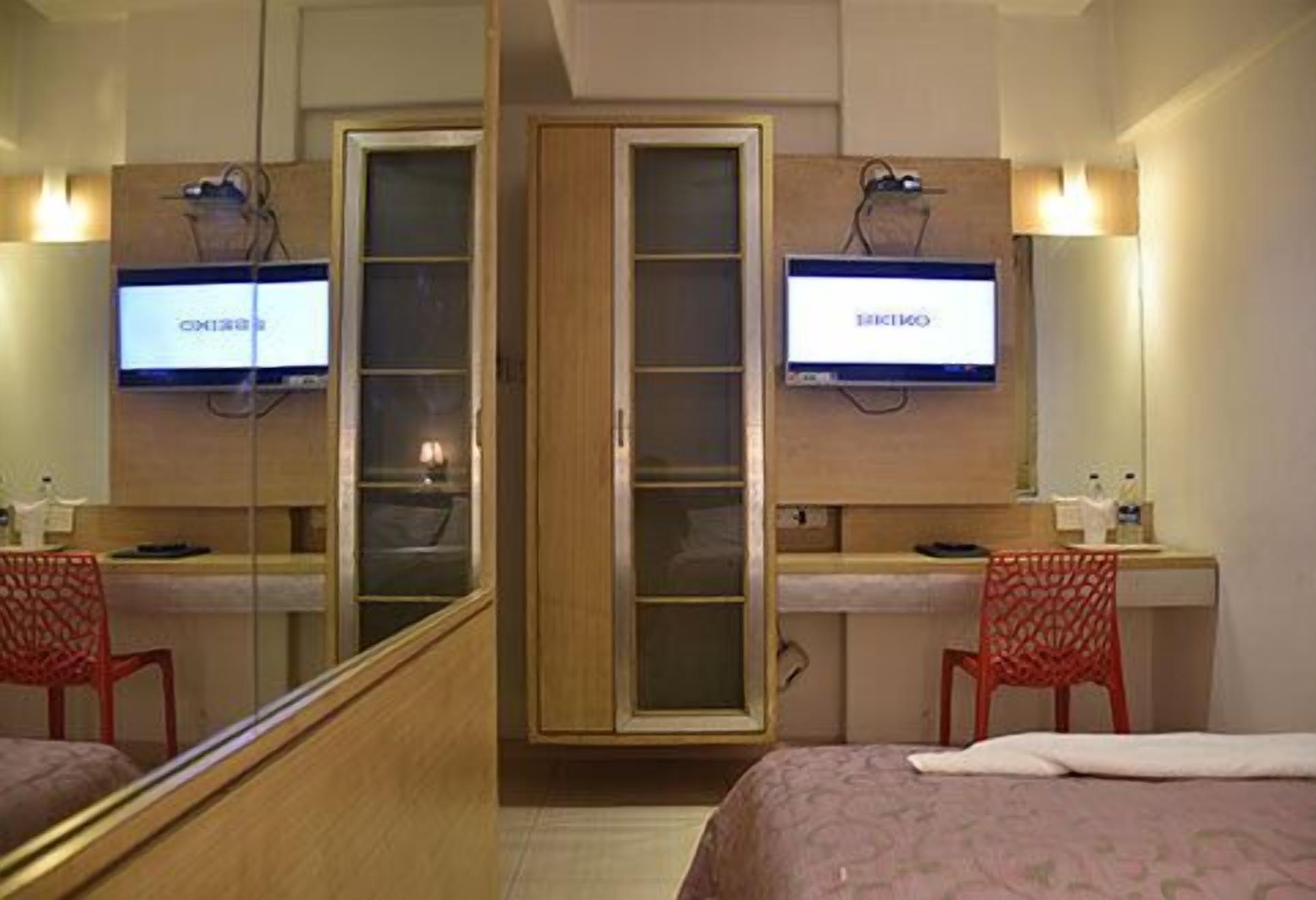 Executive Room | Desk, laptop workspace, iron/ironing board, free WiFi