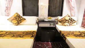 Triple Room | In-room safe, desk, free WiFi, bed sheets