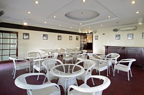 2 restaurantes; se sirve cocina internacional 