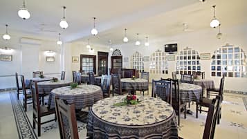 2 restaurantes; se sirve cocina internacional
