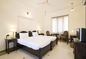Habitación de lujo | 1 dormitorio, escritorio, tabla de planchar con plancha y wifi gratis