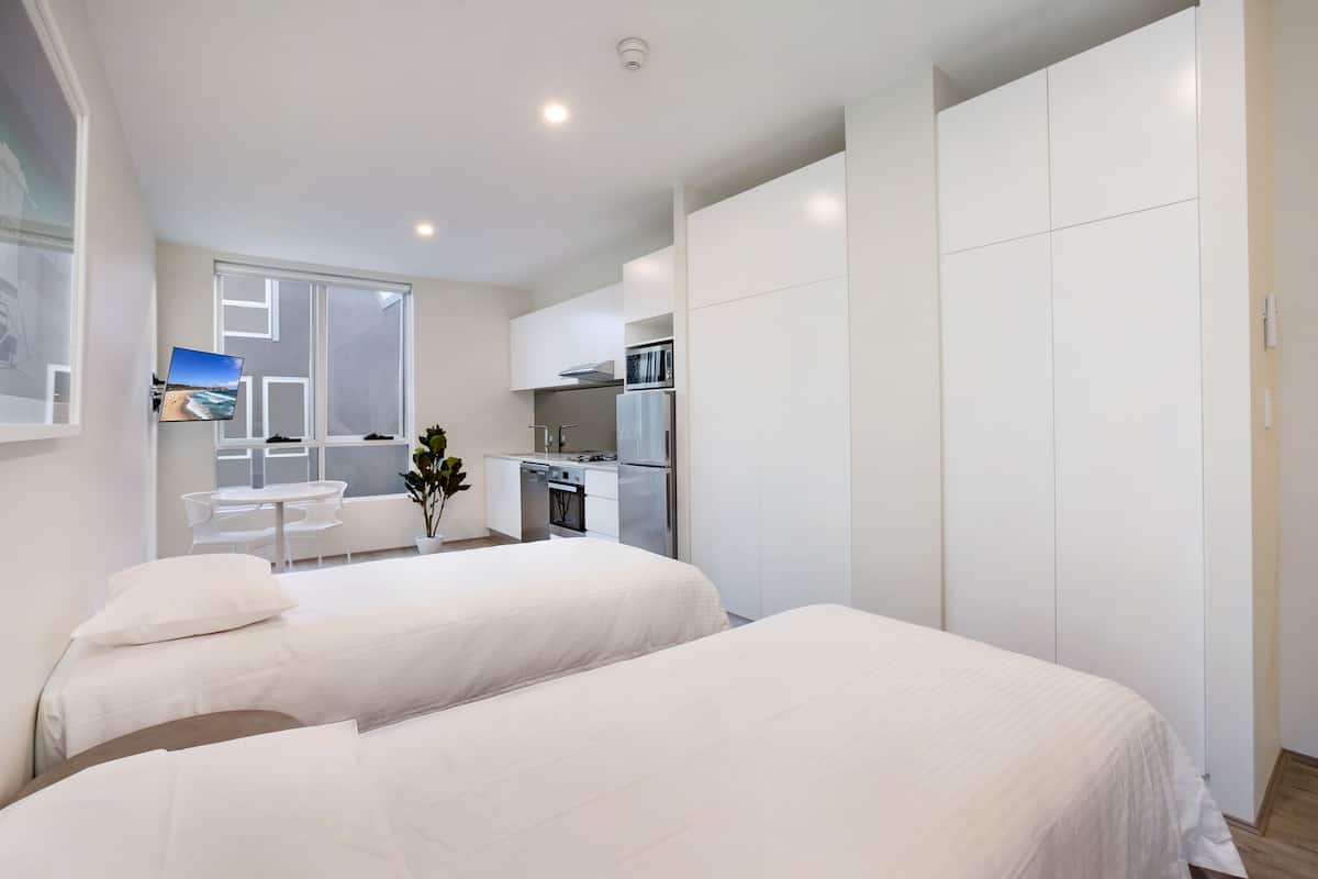 King Suite 1 | Desk, soundproofing, iron/ironing board, free WiFi