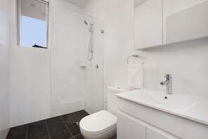 Appartement Penthouse | Salle de bain | Douche, articles de toilette (gratuits), serviettes fournies