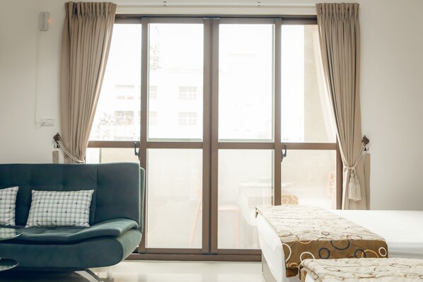 四人房 | 办公桌、遮光窗帘、隔音、折叠床/加床（额外收费）