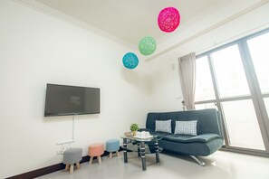 Escritorio, cortinas blackout y sistema de insonorización 