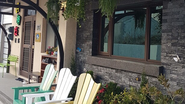 Outdoor seating with chairs and potted plants. - Goodfriend B&B (Magong)
