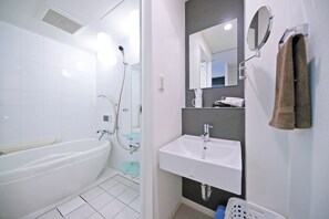 Tina y regadera independientes y amenidades de baño gratuitas