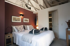 3 bedrooms, desk, iron/ironing board, free WiFi - Arterra Villa, a hidden sanctuary  (Makriotika , Pylaros)
