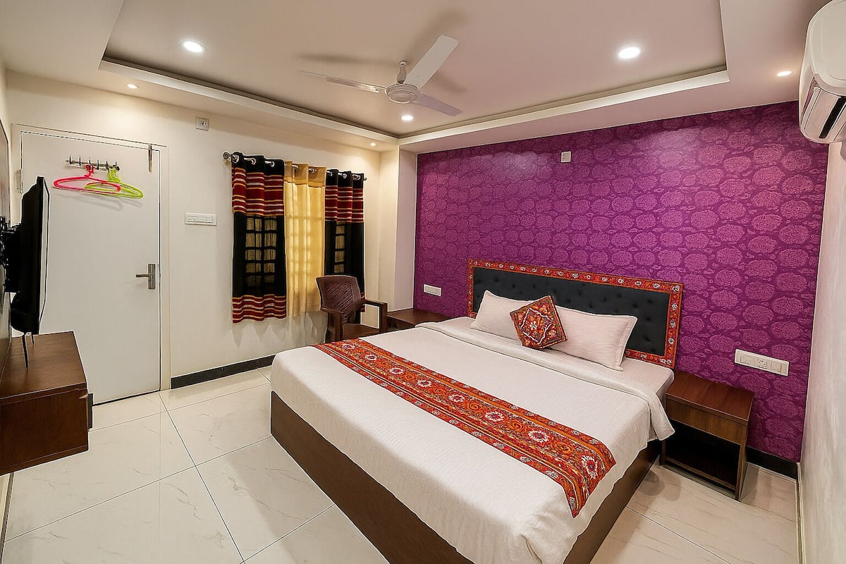 Traditional Double Room | Premium bedding, in-room safe, individually decorated, desk