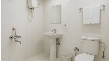 Deluxe Double Room | Bathroom | Deep-soaking bathtub, free toiletries, hair dryer, bathrobes