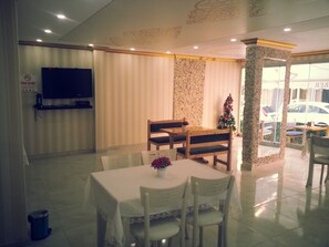 Petit déjeuner, déjeuner et dîner servis sur place