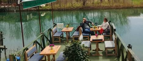 فطور أوروبي يوميًا بتكلفة قدرها (4 EUR للشخص)