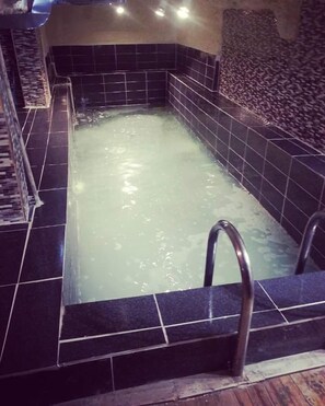 Piscine couverte, parasols de plage, chaises longues