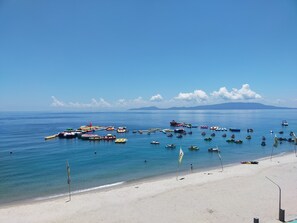 Pantai di sekitar dan snorkeling