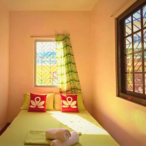 Desk, free WiFi, bed sheets - Buena Lynne's Resort Annex (Puerto Galera)
