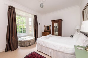 Room - Toast Stays - The Three Rosellas at The Grove (Durham)