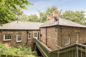 Exterior - Toast Stays - The Three Rosellas at The Grove (Durham)