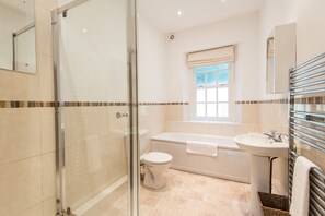 Baignoire, sèche-cheveux, serviettes fournies, savon