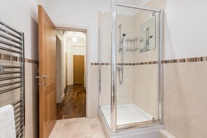 Vasca, asciugacapelli, asciugamani, sapone