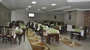 Café da manhã com buffet grátis todos os dias