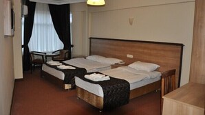 Quarto triplo standard | Escrivaninha, Wi-Fi de cortesia