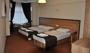 標準三人房 | 書桌、免費 Wi-Fi