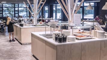 Breakfast (EUR 10.20 per person)