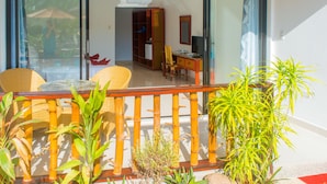 A balcony with wicker furniture, a wooden desk, and a mirror. - Alona Vida Beach Hill (Panglao)