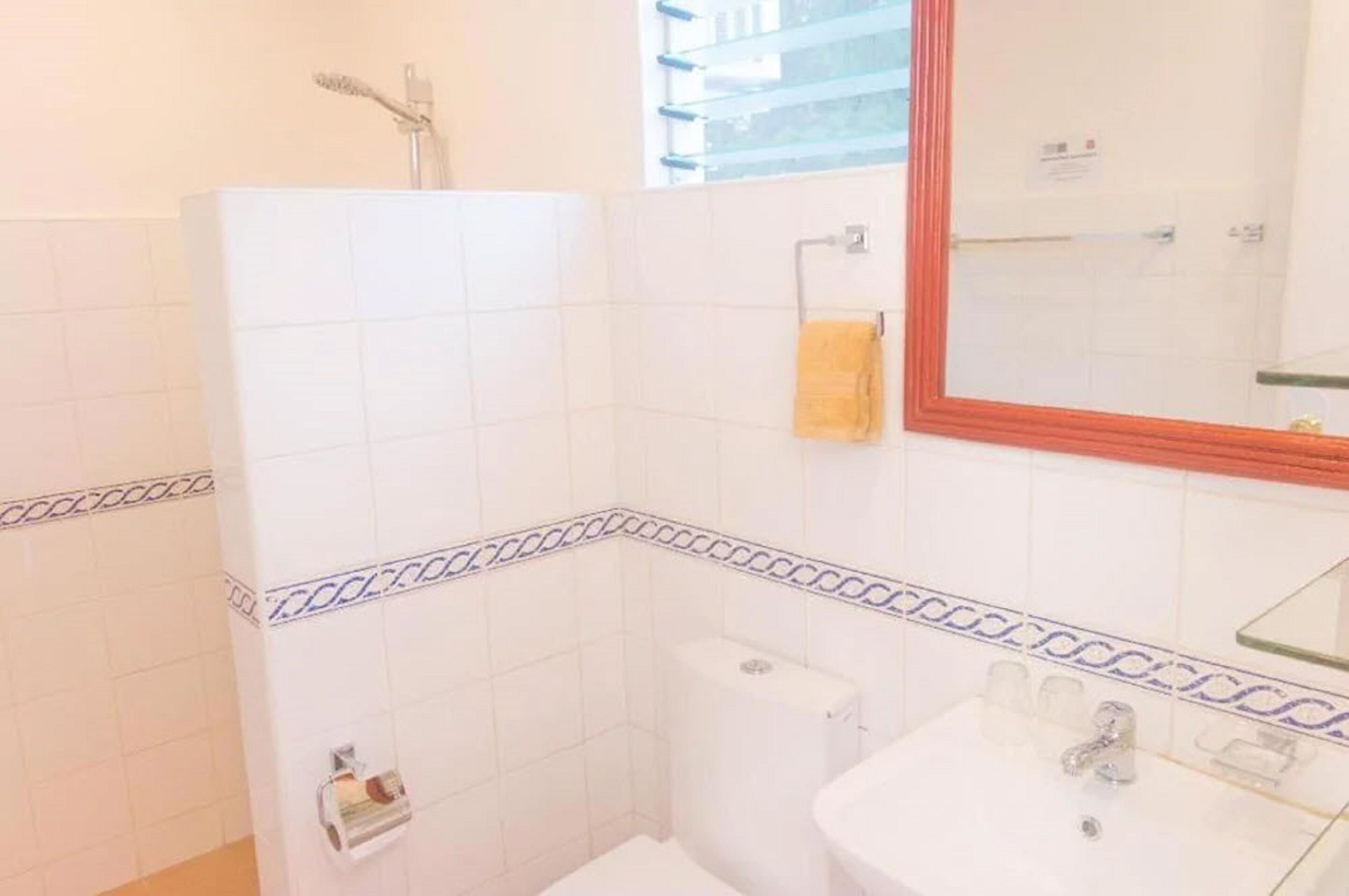 deluxe room | bathroom | shower, free toiletries, hair dryer, towels