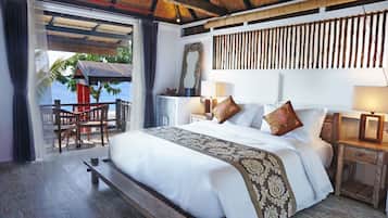 Amed - Beach Front (Upstairs) | Seprai premium, brankas, tirai kedap cahaya, dan Wi-Fi gratis