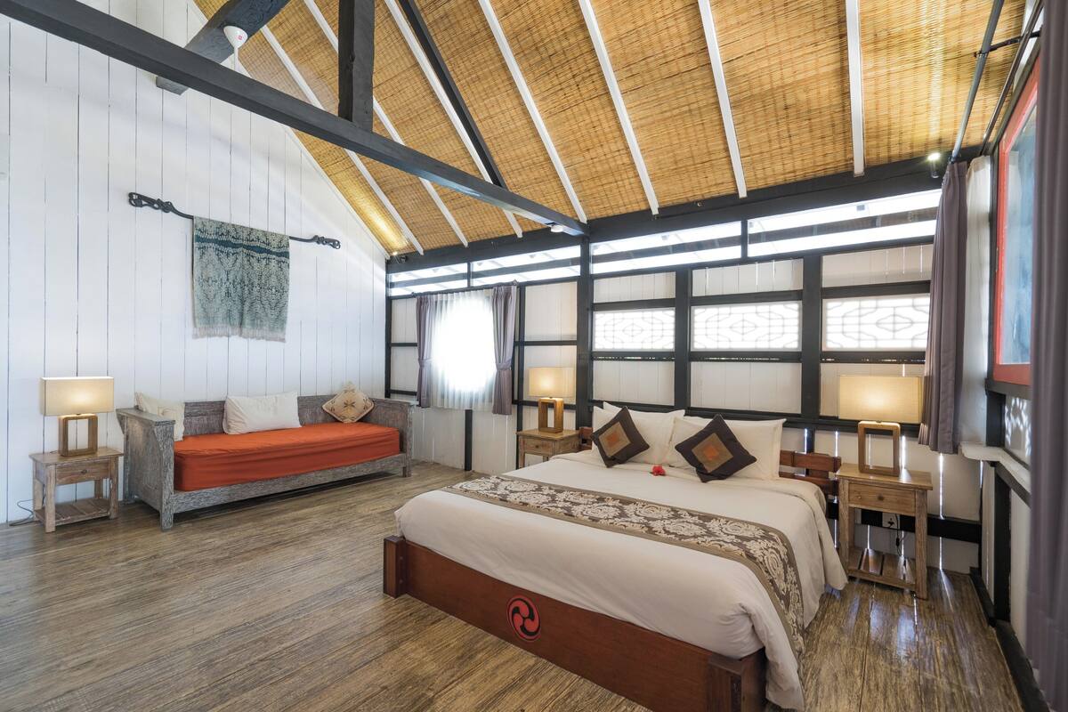 Premium bedding, in-room safe, blackout curtains, free WiFi