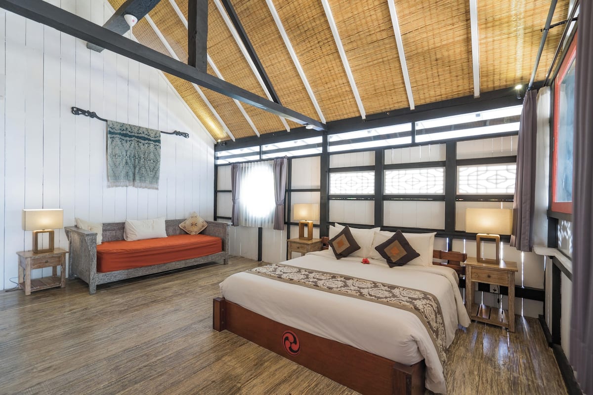 Ropa de cama de alta calidad y caja de seguridad en la habitación
