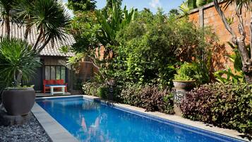 Habitación superior, acceso a la alberca (Tirta Gangga) | Vista desde la habitación