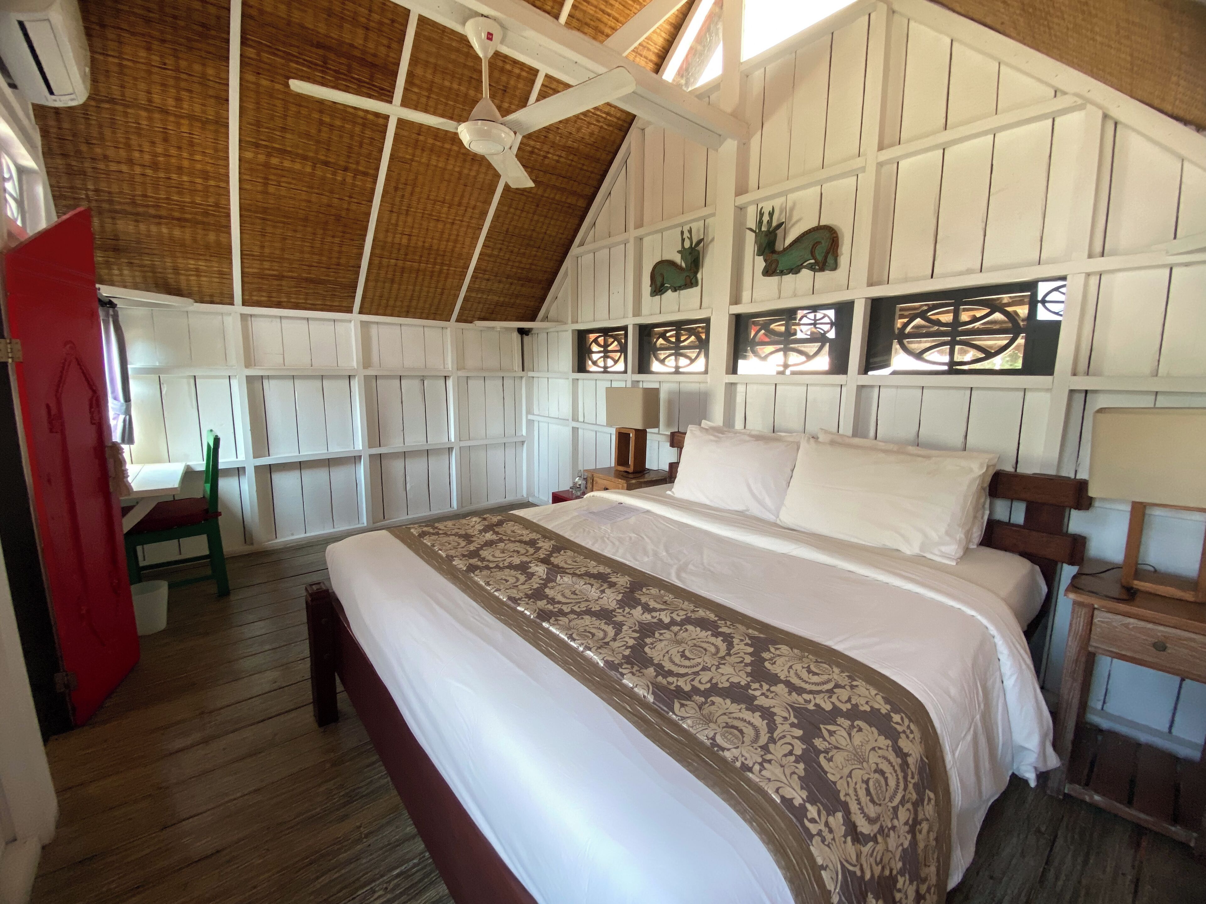 Ropa de cama de alta calidad, caja fuerte, cortinas opacas y wifi gratis