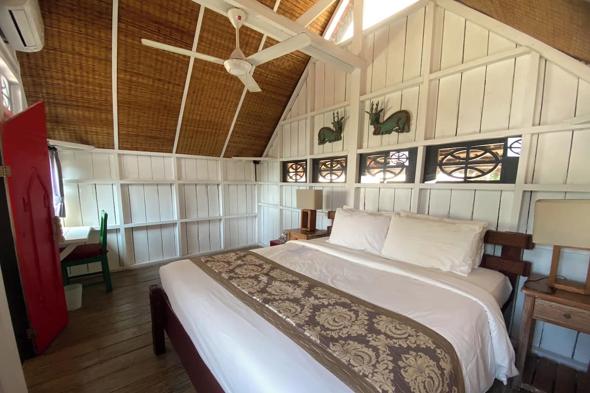 Premium bedding, in-room safe, blackout curtains, free WiFi