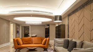 Căn hộ Premier | Minibar, két bảo mật tại phòng, bàn, màn/rèm cản sáng 