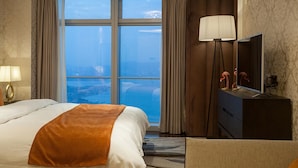 Căn hộ Premier | Minibar, két bảo mật tại phòng, bàn, màn/rèm cản sáng 