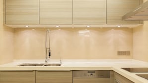 Căn hộ Premier | Bếp nhỏ riêng | Dụng cụ pha cà phê/trà, tủ lạnh, lò vi sóng, lò nướng 