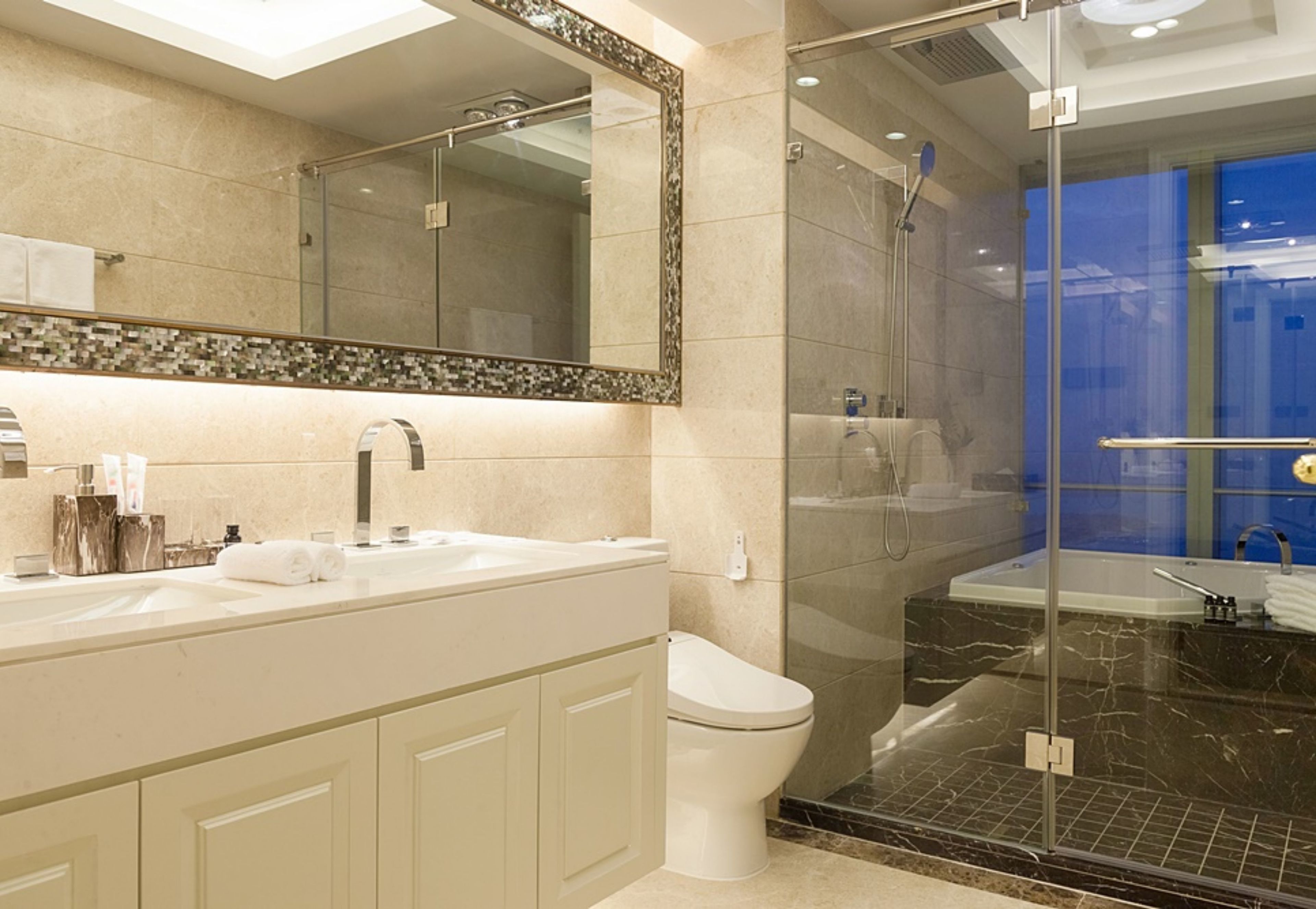 Premier Apartment with Sea View | Bathroom | Separate tub and shower, free toiletries, hair dryer, bathrobes