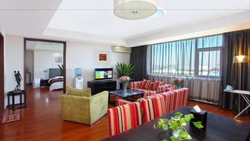 Deluxe Suite | Premium bedding, minibar, in-room safe, desk