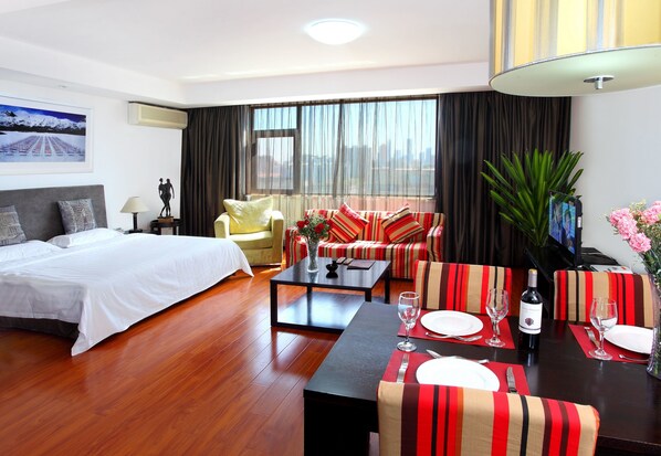 Deluxe dubbelrum | Sängtillbehör av högsta kvalitet och minibar