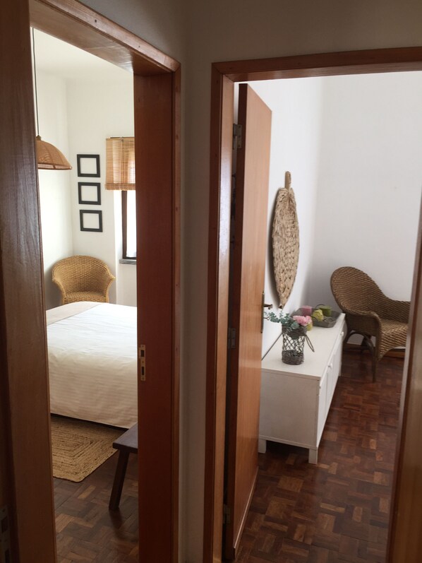 4 عدّة غرف نوم ومكواة/لوح كي وواي فاي وملاءات أسرّة