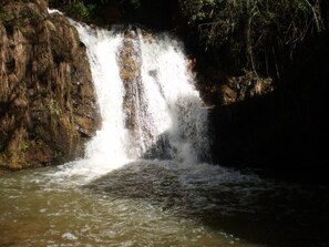 A waterfall cascading over a rocky cliff into a pool of water. - Country Cottage / Gite - Pozoblanco (Pozoblanco)