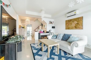 Living area - Turtle Rooms (Si Sunthon)