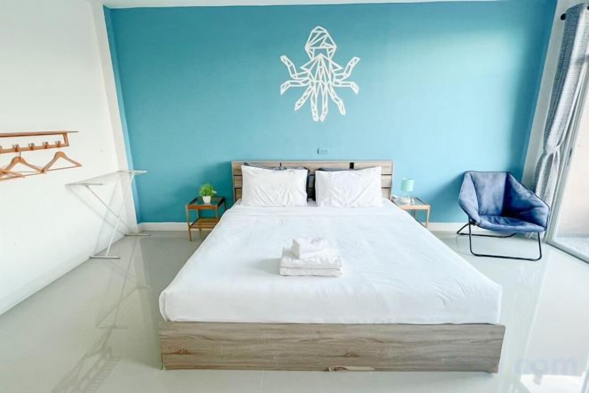 WiFi (free), bed sheets