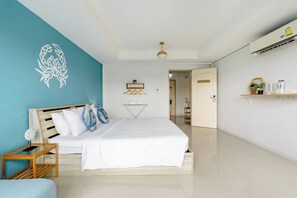 Standard Room with Shared Bathroom | Free WiFi, bed sheets - Turtle Rooms (Si Sunthon)