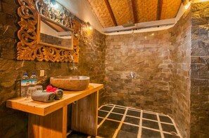 Shower, free toiletries, hair dryer, towels - Blu d'aMare (Gili Trawangan)
