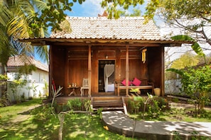 Chambre Double Deluxe, vue jardin | Minibar, coffres-forts dans les chambres, lits pliants/supplémentaires