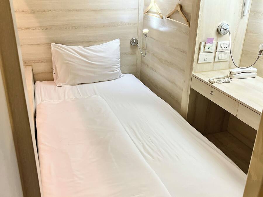 In-room safe, soundproofing, iron/ironing board, free WiFi